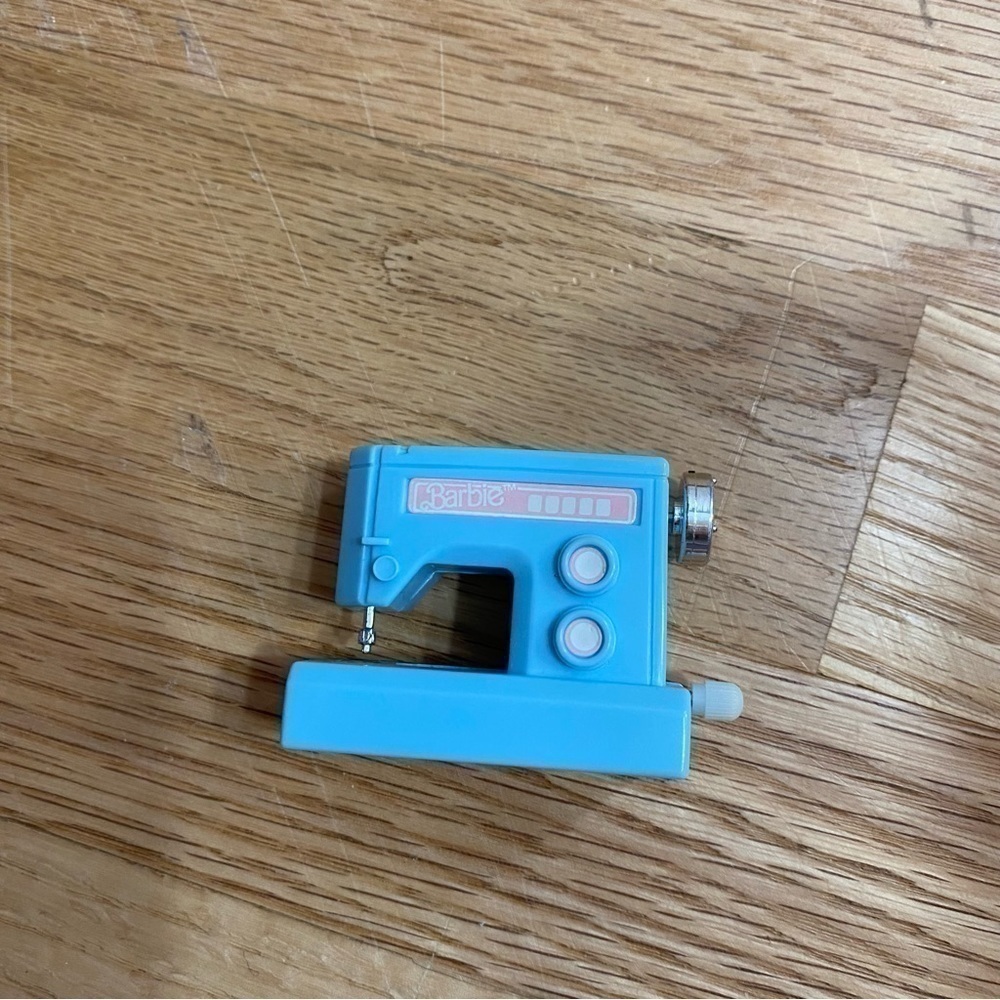 Vintage Barbie Sewing Machine Wind Up Blue 1980s Kids Toy - Picture 6 of 6